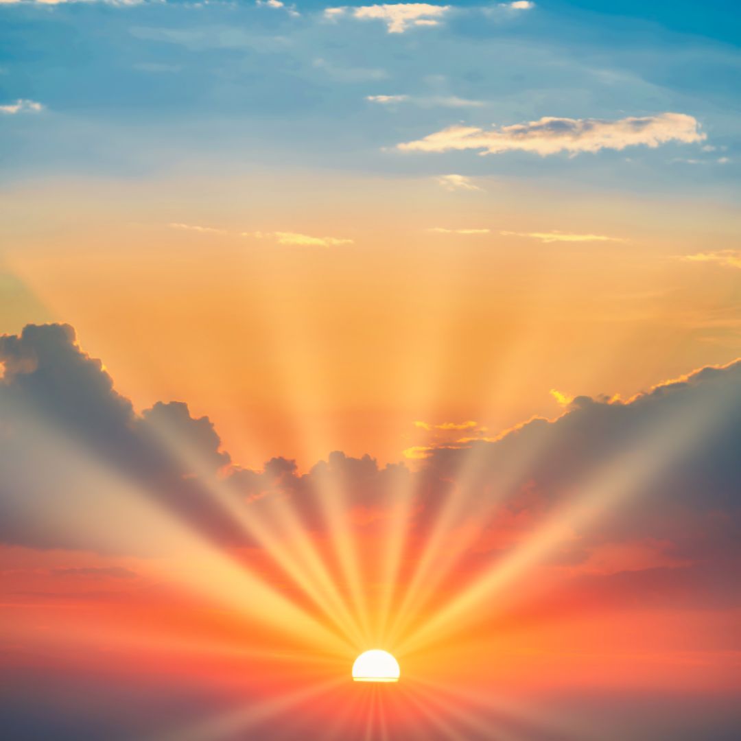 Solarplexuschakra Manipura — Sonnenaufgang in warmem Gelb als Symbol für innere Kraft und Klarheit