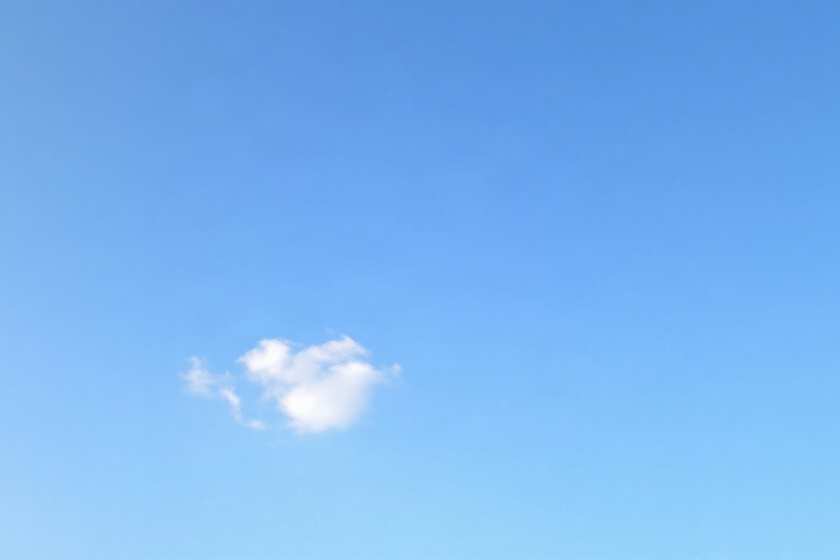 Chakra de la garganta Vishuddha — cielo azul claro y despejado como símbolo de expresión y claridad (imagen generada por IA)