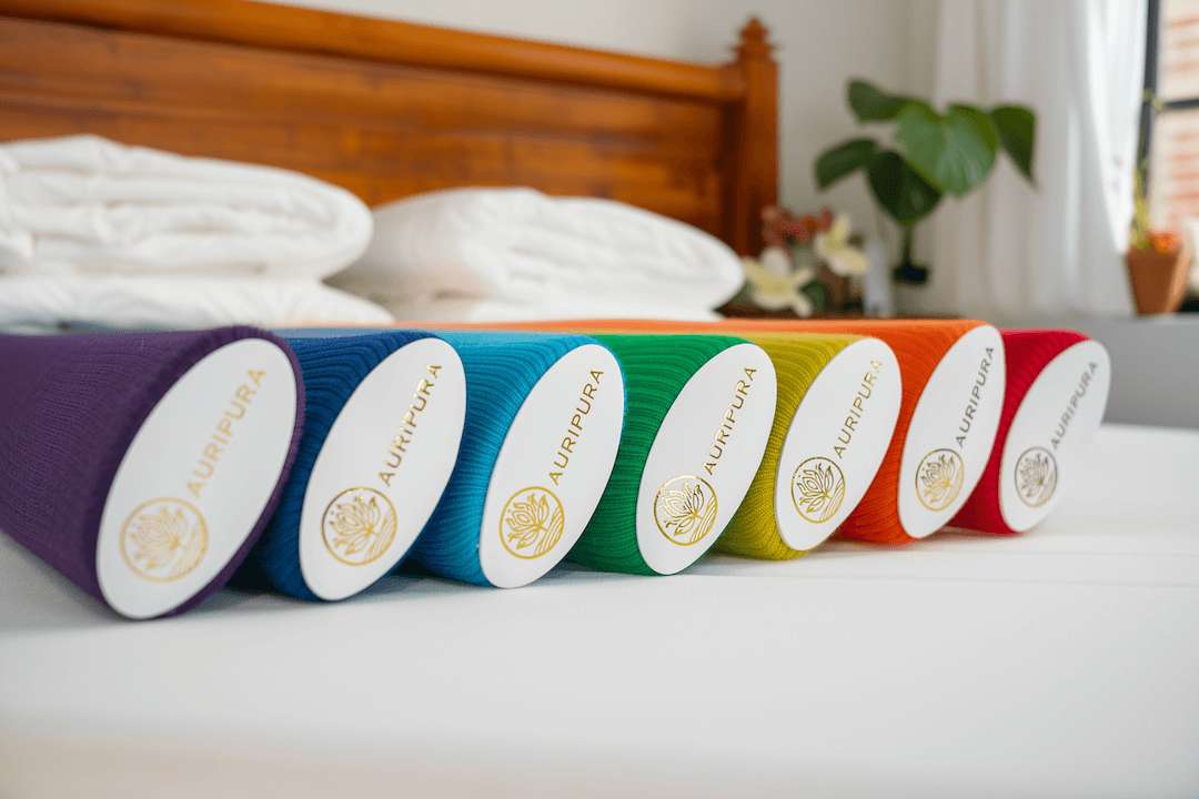 Sieben AURIPURA Energiestäbe nebeneinander aufgereiht – jeweils in den Farben der Chakren von Rot bis Violett. Symbol für ganzheitliche Balance, Energiefluss und spirituelle Ausrichtung