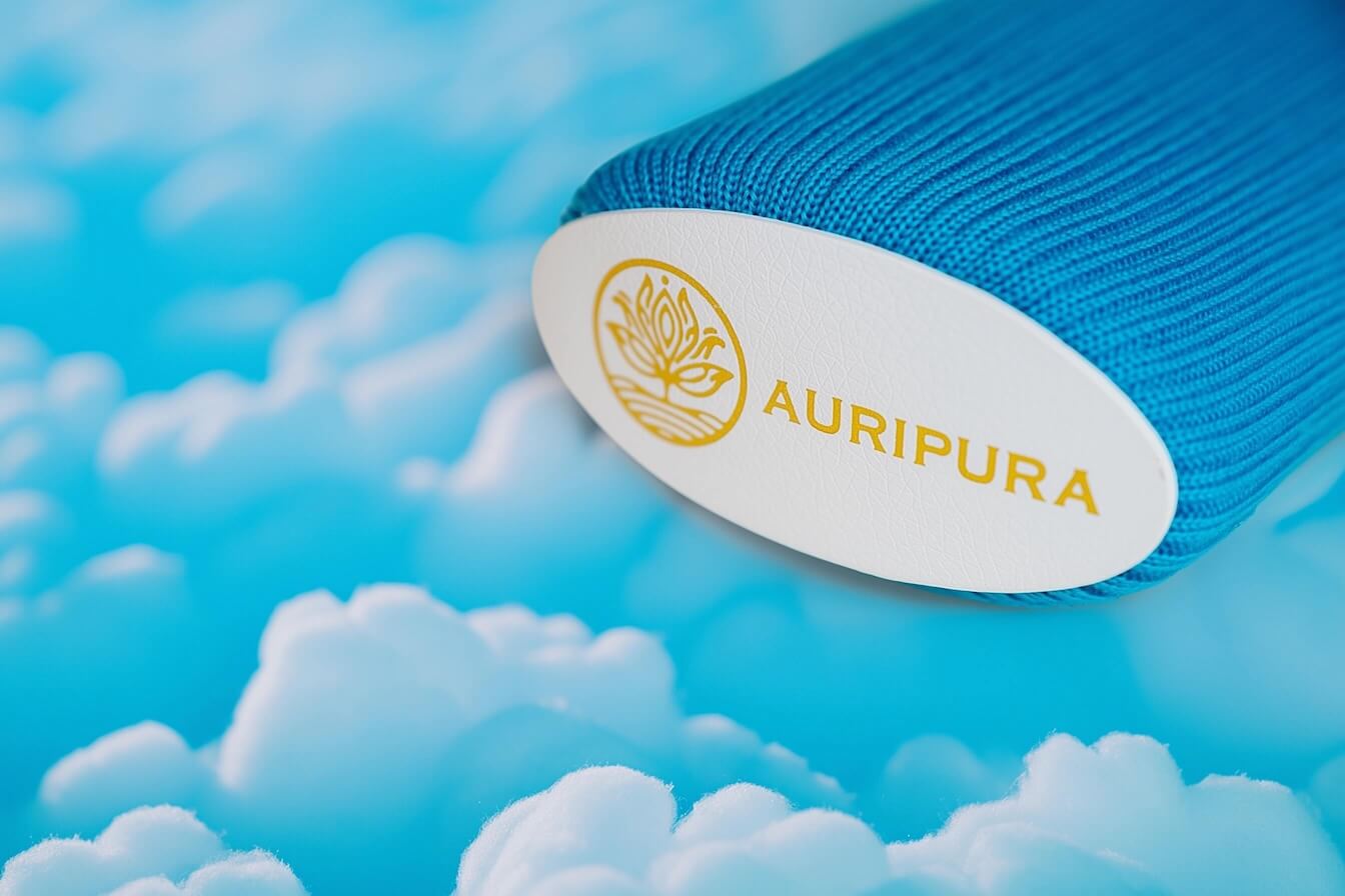 Hellblauer Energiestab für das Kehlchakra, von rechts oben diagonal – Ausdruckskraft im Fokus.