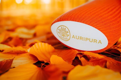 Oranger Auripura Energiestab für das Sakralchakra schwebt diagonal ins Bild – symbolisch für Kreativität.