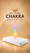 Auripura Chakra Matratze im mobilen Website-Titelbild mit goldenem Lotus-Logo und Balance-Schlaf-Motiv-bunt
