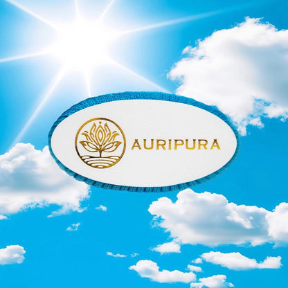 Hellblauer Kehlchakra-Akzent und hochwertiger Lederbadge mit Auripura-Schriftzug