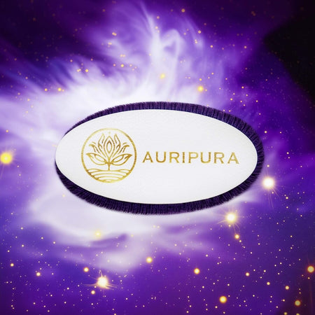 Violetter Einsatz des Kronenchakras und seitliche Nahaufnahme des Auripura-Logos