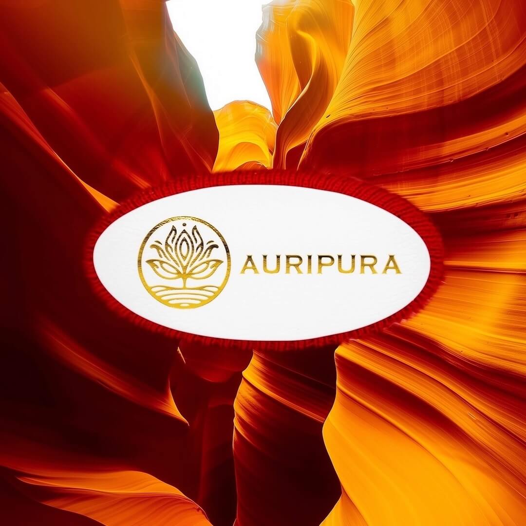 Seitlicher Blick auf das Auripura Lederlogo – roter Chakra-Einsatz sichtbar