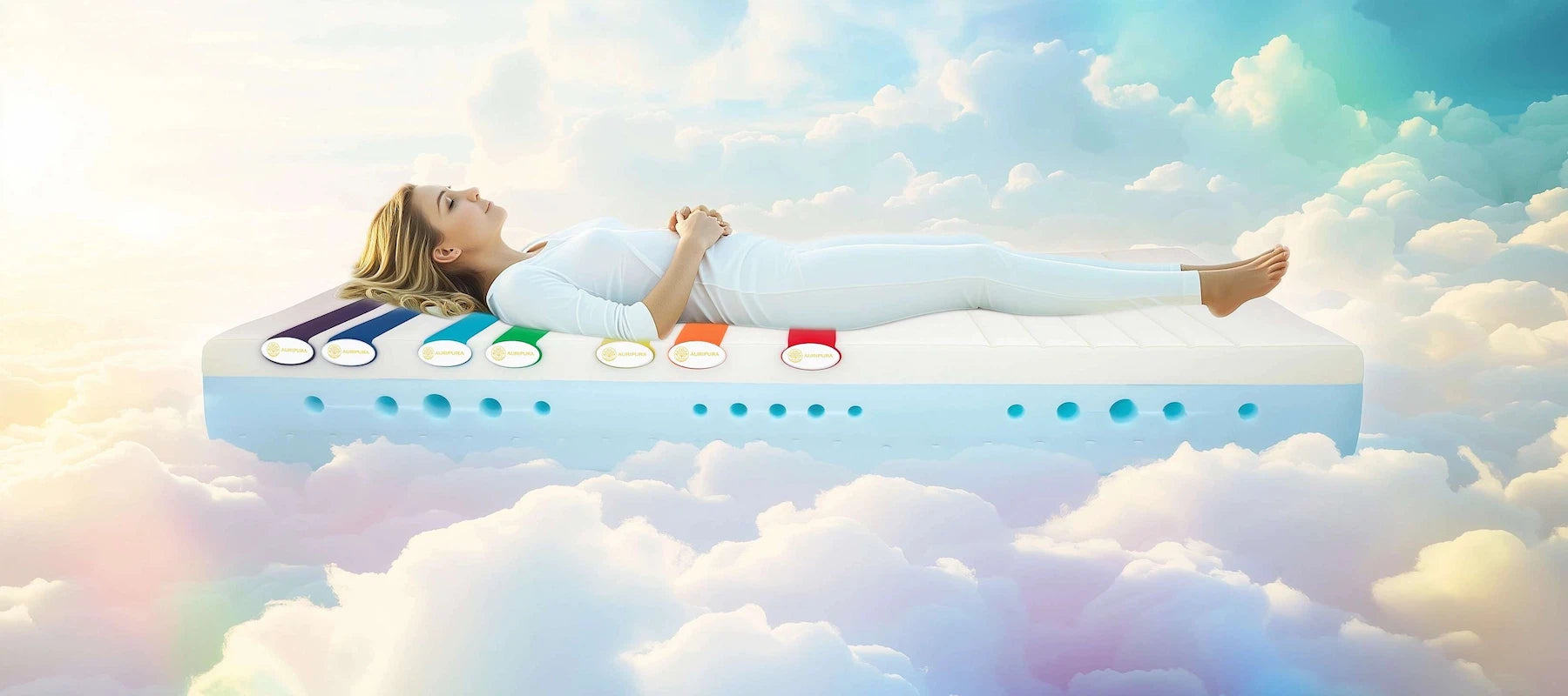 AURIPURA Matratze schwebend im hellen Himmel über den Wolken mit einer Blonden Frau. Umgeben von sanftem Licht und luftiger Weite – Symbol für Leichtigkeit, Erholung und energetisches Gleichgewicht