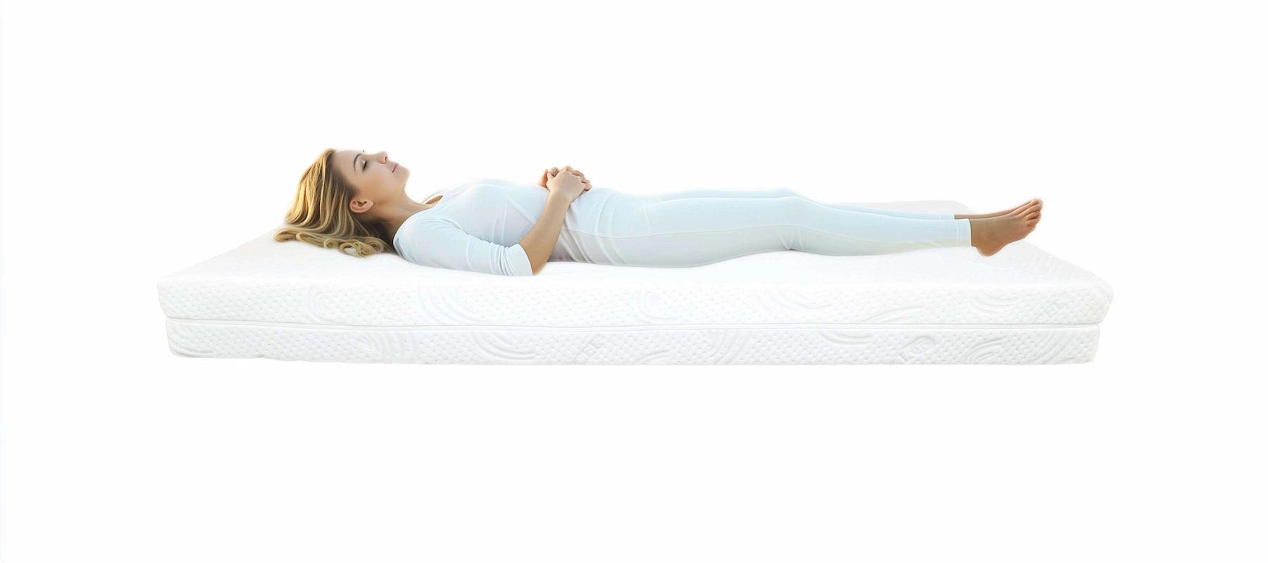 Auripura Chakrenmatratze schwebend mit Frau – Symbol für Leichtigkeit, Energieausgleich und regenerativen Schlaf